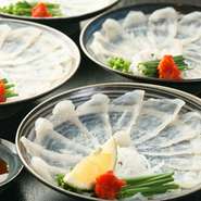 『前日までに予約いただければ、大丈夫です』『当日でも出来る場合あります、電話してください』
この度、ふぐの値段が高騰する中、大将が漁師さんや長年の伝を使って『品質を下げずに』『下関のふぐ』をご提供できるに至りました。ぜひ多くの方々に食べていただきたいと思います。 