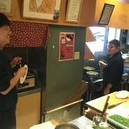 親御さんがお寿司屋さんをしていて、幼い頃から料理に興味があったというオーナーの安倍さん。大阪で3年修業をし、九州に戻ってお寿司屋さんを引き継ぐと同時に、培った技を生かした和食店をこの地に開店したそうです。料理へのこだわりは、地産地消の食材。また、野菜ソムリエの資格も持っており、それは、色とりどりの、工夫を凝らしたメニューにも反映されています。得意なおもてなしはアットホームに寛いでもらうことだそう。