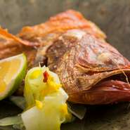 大将は元々魚屋なので、競りに参加しその日の最高の食材を仕入れています。その新鮮の魚は、熊本県産の樫の木でつくられた備長炭でじっくり焼き上げ、旨みを引き出します。