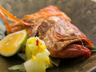 朝一で仕入れた魚を炭火焼きで旨みを引き出した『金目の塩焼き』