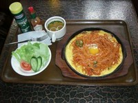 イタリアンスパゲティを、アツアツの鉄板にのせ、卵でとじた当店人気ナンバーワンメニューです。