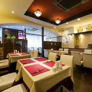 清潔感と温かみのある白と、店名にもなっているワインレッドでまとめられた店内。ランチタイムはカンツォーネで華やかな、ディナータイムはジャズやギターソロで穏やかな、大人の落ち着きのあるお店です。