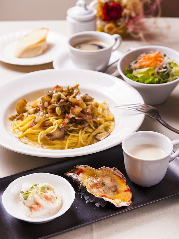 旬の食材を使ったお料理とデザートは、女子会にも最適