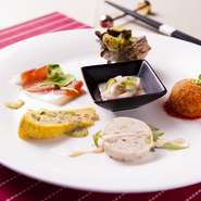 安心・安全にこだわった食材を使ったお料理を、居心地のいい空間で味わえるお店なので、ご夫婦やカップルの記念日や、お食事に最適です。ワインにカクテル、日本酒や焼酎まで、飲み物が豊富なのも人気の理由です。