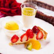 デザートを作るのが好きでこの道に進んだと語る店主が作るデザートは、季節感と味や食感の組み合わせを考え抜いた一皿です。時には旬の野菜を使ったジェラートが登場することも。