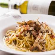 地元の純国産鶏「もみじ」が産んだ「もみじたまご」と、イタリア産の塩漬け肉に、季節の素材を合わせて。