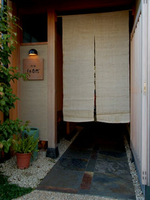 はなれ入口（特別個室　予約制）　御予約お待ちしております。