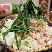 当店オリジナルもつ鍋は、塩、味噌、正油と選べる3種類。風情ある土鍋にたっぷりのキャベツ、もやし、ニラ。もつは国産牛の生の小腸だけを使用しております。大切なお客様との接待や会食などにご利用下さい。