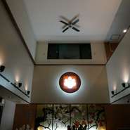 大胆に広がる吹抜けが解放感溢れ出す