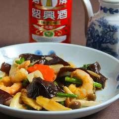 あっさりとした味わいの『海老とニンニクの茎の炒め物』