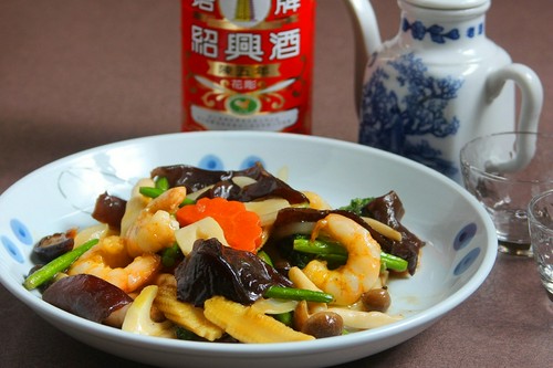 あっさりとした味わいの『海老とニンニクの茎の炒め物』