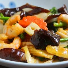 あっさりとした味わいの『海老とニンニクの茎の炒め物』