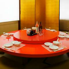 話も弾む心地よい距離で寛げる円卓の席がおすすめ