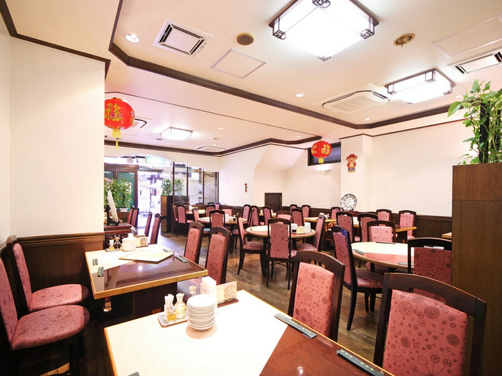 高級感があり、落ち着けるテーブル席はデート、合コン、宴会にも