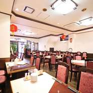 落ち着ける雰囲気のテーブル席は、デートや合コンにはもちろん、宴会にもおすすめです。場所柄、休日は観光客の方々でいっぱいになることも。ゆったりとくつろげる上品な雰囲気の中、本格中華を味わえます。