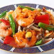 ホタテと大ぶりのえび、イカの歯ごたえを楽しめます。シメジ、たけのこ、ししとうなど、野菜も豊富。