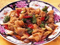 牡蠣のたっぷりとした旨みと唐辛子のピリッとした辛さが絶妙のコンビネーションの新メニュー。中華街でも他ではなかなか食べられない珍しい一品です。