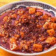 強めの辛味としびれる食感の中に、奥深い旨みと香りが広がる一品。口でとろけるやわらかい豆腐も特長です。