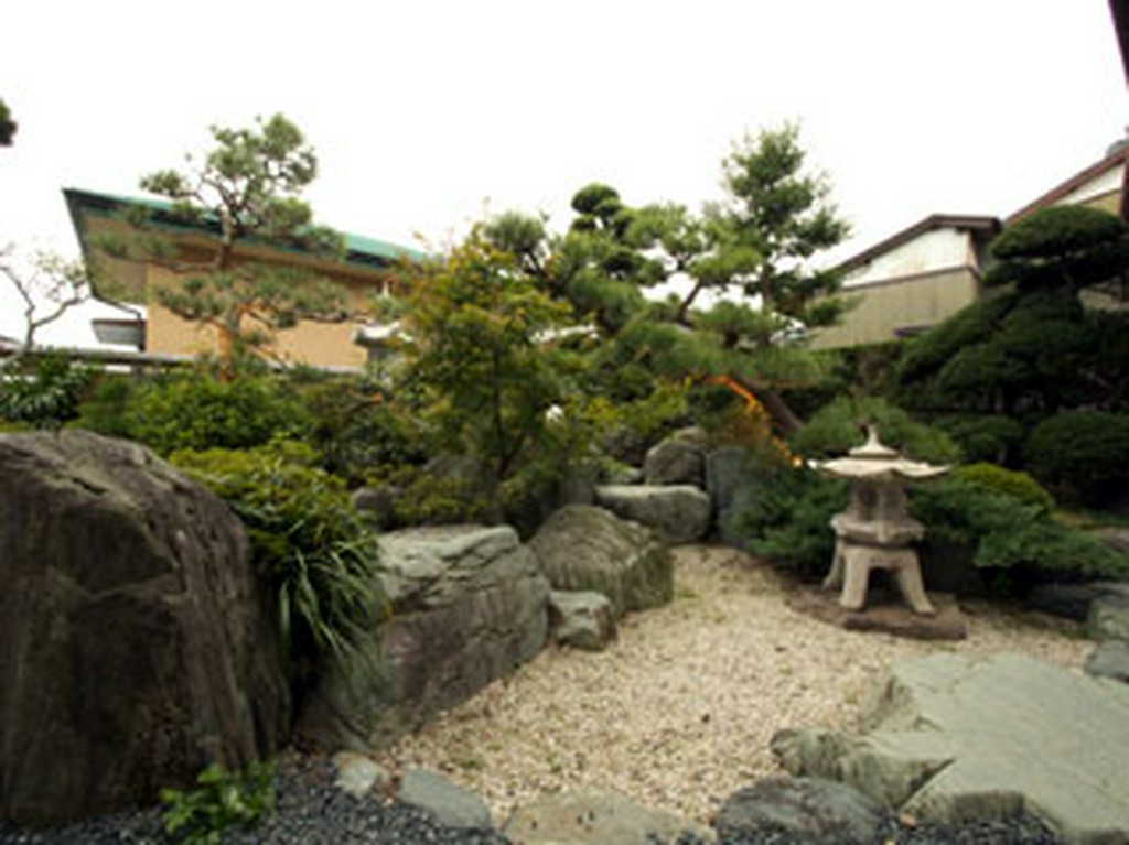 大広間より眺められるお庭。夜はライトアップしています。