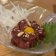 刺身で食べられる新鮮な馬肉なので、柔らかくて美味！特製のタレでお召し上がりください！