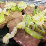 仙台の有名牛タン専門店と同じ、約1cmと厚みがあって柔らかいです！ジューシーな食感をお楽しみください！