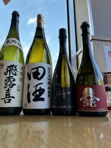 お酒の飲めない店主が厳選した『全国の地酒』常時約60種。