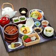 ミニひつまぶしを追加料金で下記にに変更することが出来ます。　
●まるひつまぶしに変更　5,900円
●上ひつまぶしに変更　6,500円
※ご飯大盛りは＋200円