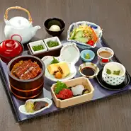 ミニひつまぶしを追加料金で下記にに変更することが出来ます。　
●まるひつまぶしに変更　5,900円
●上ひつまぶしに変更　6,500円
※ご飯大盛りは＋200円