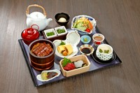 ミニひつまぶしを追加料金で下記にに変更することが出来ます。　
●まるひつまぶしに変更　5,900円
●上ひつまぶしに変更　6,500円
※ご飯大盛りは＋200円