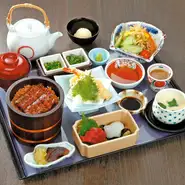 ミニひつまぶしを追加料金で下記に変更することが出来ます。　
●まるひつまぶしに変更　5,900円
●上ひつまぶしに変更　6,500円
※ご飯大盛りは＋200円