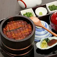 160年の歴史あるたまり醤油をベースにしたこだわりのタレ。お出汁との相性も抜群です。（うなぎの量：約1匹、ごはんの量：300g）4,850円
※ご飯大盛りは＋200円
