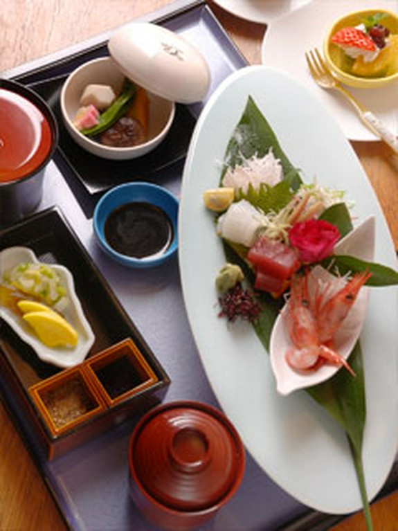 器にもこだわりが、目でも楽しめる美味しいセット