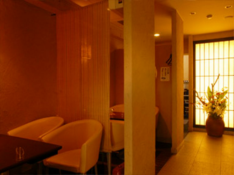 ゆったりと落ち着くテーブル席で、ごゆっくりお寛ぎ下さい