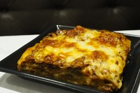 自家製の手打ちパスタ、ボロネーゼ、ベシャメルソース、イタリア産モッツアレラチーズ使ってます！

約10センチ四方の大きさになります。