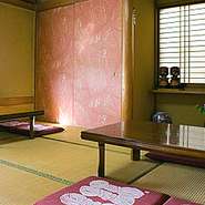 ご家族、ご友人とのお食事会から、最大50名様の宴会まで貸切も承ります。