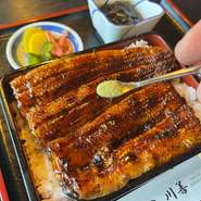 静岡産活鰻使用　大井川地下水で育ち！
じっくりと蒸し揚て焼きあげた蒲焼に、
香り高いピリッとした和歌山の青山椒が👍
只今、活鰻市場が値上がりしているため値上げの変動もございます。