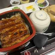 ふっくら焼いたうなぎを丼で味わい、後半は出汁をかけてお茶漬けに。
Enjoy it as a bowl first, then as a lighter ochazuke.