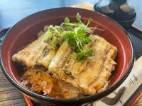自慢の鰻白焼きと地元名産生わさび使用し、薄口醤油使用した割醤油でいただく川善わさび丼　現在人気！
