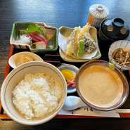 当店名物でもあるとろろをメインに、お刺身、揚げ物が付いたボリューミーな定食！様々な行事、会食にも。(山形県産自然薯使用）
