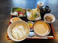 当店名物でもあるとろろをメインに、お刺身、揚げ物が付いたボリューミーな定食！様々な行事、会食にも。
