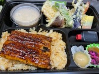 何といっても、当店名物うなとろに、揚げ物が付いた弁当は一番人気！
①川善スペシャル弁当（旧農繁弁当）天ぷら付き　
➁川善スペシャル弁当（旧農?弁当）唐揚げ付き
2種の選択できます