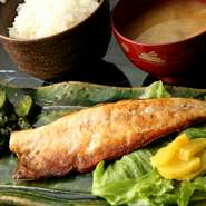 お店で注文を受けてから焼き上げる鯖。脂の乗った身を丁寧に焼き上げます。ご飯は富山県コシヒカリを使用。