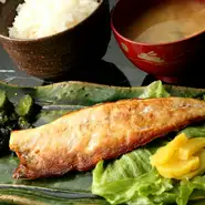 お店で注文を受けてから焼き上げる鯖。脂の乗った身を丁寧に焼き上げます。ご飯は富山県コシヒカリを使用。