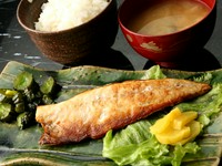 お店で注文を受けてから焼き上げる鯖。脂の乗った身を丁寧に焼き上げます。ご飯は富山県コシヒカリを使用。