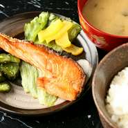 富山県の農家から直送したコシヒカリ。お店の定食・お食事で提供されますので、様々なバリエーションで楽しめます。