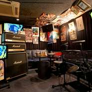 普通のカラオケとは違い、生の演奏は本当にバンドでLIVEを行っているような臨場感を楽しめる事が特長。
音の力強さを出すため、楽器や設備はマーシャル・ギブソンとブランドにもこだわっています。