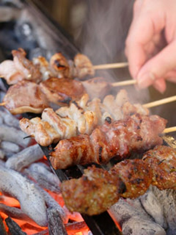 炭火で炙るこだわりの串焼き