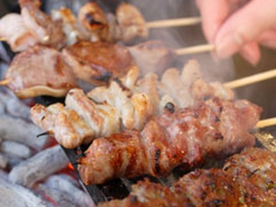 炭火で炙るこだわりの串焼き