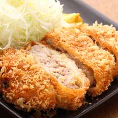 自慢のメンチカツはジューシーな肉汁が溢れています