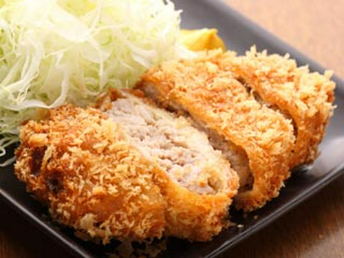 自慢のメンチカツはジューシーな肉汁が溢れています